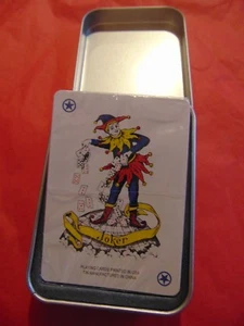 Nuevas tarjetas de juego (todavía en celofán) en caja de almacenamiento de metal - Imagen 1 de 5