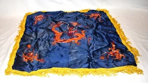 Dragones antiguos asiáticos anaranjados bordados en panel de cubierta con flecos de seda azul marino - Imagen 1 de 6