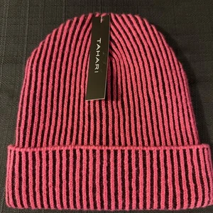 Tahari Unisex Beanie One Size Red Black 100% Polyester NEW - Picture 1 of 5