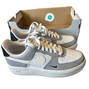 Nike Air Force 1 '07 Kinder Turnschuhe Größe 2,5 UK weiß und grau Turnschuhe brandneu - Bild 1 von 13