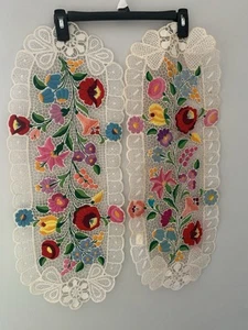 2 Runner da Tavolo Vintage Ungherese KALOCSA Ricamo Floreale Casetta Lux LEGGI DESCRIZIONE - Foto 1 di 20