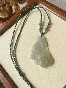 Colgante Ruyi de jade hetiano tallado a mano | 手雕青海晴水微带翠如意吊坠 - Imagen 1 de 10