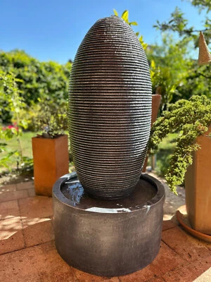 froggit TheFountain 80 Gartenbrunnen Zimmerbrunnen LED Beleuchtung Außen/Innen - Bild 1 von 4