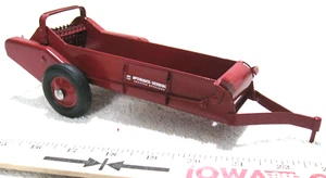 1950S TRU SCALE 1/16 INTERNATIONAL TRACTOR SPREADER PRESSED STEEL FARM TOY - Picture 1 of 3