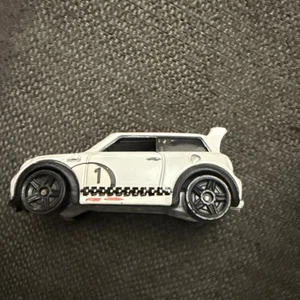 2010 Hot Wheels New Models Mini Cooper S Challenge White/Red w/Black PR5 1:64 NM - Picture 1 of 4