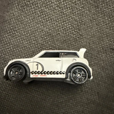 2010 Hot Wheels New Models Mini Cooper S Challenge White/Red w/Black PR5 1:64 NM - Image 1 of 4
