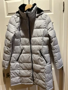 Women’s Andrew Marc Stretch Long Hooded Puffer Parka Jacket Light Gray Size M - Picture 1 of 10