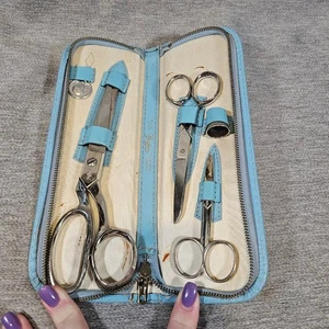 Kit da cucire vintage anni 60 Griffon Co in pelle blu custodia zip forbici made W Germany - Foto 1 di 5