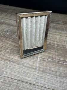 "Marco de fotos vintage tono dorado ornamentado grabado metal vidrio caballete frontal trasero 3,5""" - Imagen 1 de 10