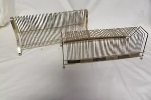 2 GOLD TONE METAL WIRE RACKS STAND HOLDS 33 & 45RPM RECORDS HOLDS TOTAL 120 LPS - Imagen 1 de 4