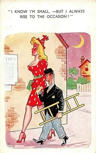 POSTKARTE COMIC GROSSES MÄDCHEN - GROSSE BRÜSTE - KURZER MANN - LEITER - Bild 1 von 2