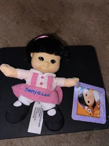 Fisher Price Little People Sonya Lee Plüschtier Stofftier 5 Zoll Puppe 2004 mit Etikett - Bild 1 von 6
