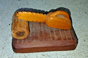 Vintage kleine Volkskunst handgeschnitzte Holz Kettensäge Figur - Bild 1 von 10