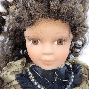 Porzellanpuppe "Carmen" im viktorianischen Stil mit Ständer - Bild 1 von 5