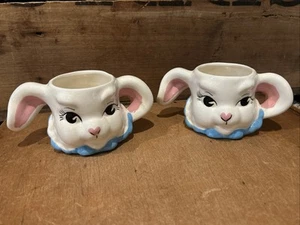 2 Vintage handbemalte Keramikform Osterhase Hase Tassen Becher - Bild 1 von 8