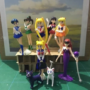 SAILOR MOON Set 9-teilig FIGUREN GASHAPON WERTVOLLE SPIELE BANDAI SAILORMOON - Bild 1 von 1