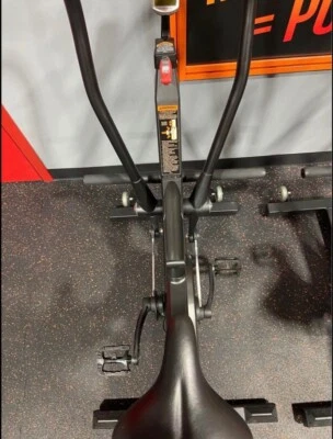 Bicicleta elíptica Keiser M3i Total Body Trainer preta vermelha 5512  - Imagem 1 de 4