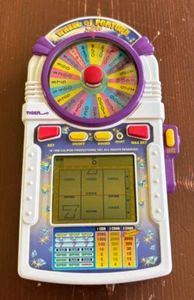 Wheel Of Fortune Slots 1998 Juego Manual Tiger Electrónico Totalmente Probado Funciona - Imagen 1 de 2