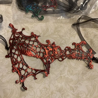 Vestido de fantasía Mascarada Baile Máscara de encaje Diseño de ojos laterales Nuevo Rojo  Foto 1 de 4