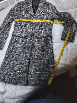 Casaco de inverno Laundry by Shelli Segal preto branco mistura de lã com cinto tamanho 4 pequeno - Imagem 1 de 4