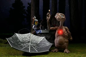 Neca E.T. 40th Anniversary Deluxe E.T. with LED Chest 7" scale figure - IN STOCK - Picture 1 of 9
