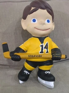 Vintage Keramik Atlantic Form Norskies Hockeyspieler Junge Statue - Bild 1 von 7