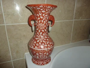 ANTIKE CHINESISCHE ODER JAPANISCHE 39 CM PORZELLAN H/P EISEN ROTE BLUMEN & BLATT DESIGNVASE - Bild 1 von 12