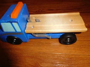 Melissa & Doug Flatbed Tow Or Wrecker Truck Wooden Quality Toy Clean 10in Long - Picture 1 of 5