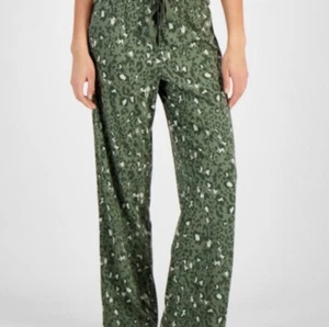 Pantalones de pijama para mujer JENNI pierna ancha con estampado de animales salvia de montaña - Imagen 1 de 10
