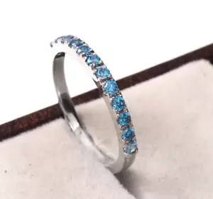 Alianza de eternidad de aniversario de boda de topacio azul redondo de 0,75 quilates chapada en oro blanco de 14 quilates - Imagen 1 de 11