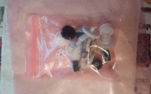 Assorted plastic gears   - Picture 1 of 2