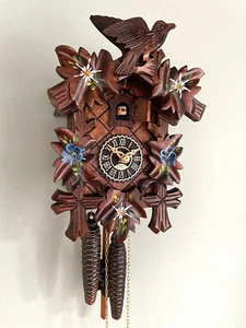Orologio a cucù intagliato Foresta Nera originale meccanico uccellino dipinto NUOVO - Foto 1 di 4