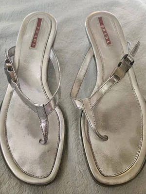 Sandalias Prada 37.5 Slip-on Tanga Cuña Chanclas Metálicas Plateadas Cuero  Foto 1 de 3