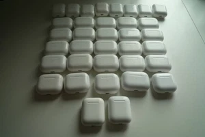 Restposten 20x Apple AirPods Pro Ladecase, 2 x 2. Kabellos, 6x 2. - Weiß - Bild 1 von 5