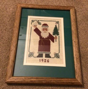1986 hecho a mano Santa punto de cruz con marco de paloma y árbol y enmarañado con vidrio - Imagen 1 de 3