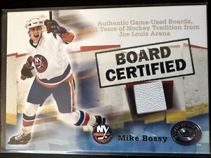 2001-02 FLEER #NO - MIKE BOSSY BOARD CERTIFIED GAME USED BOARD PIECE - Foto 1 di 2
