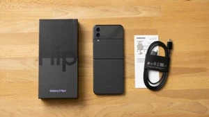 NEW Samsung Galaxy Z Flip4, black, 256GB, Unlocked with sealed box - Picture 1 of 2