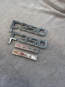Ford F-350 4X2 Fender Emblems ** WEAR** NEEDS NEW ADHESIVE TO INSTALL ** - Imagen 1 de 9