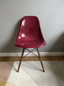 VITRA * HERMAN MILLER * EAMES SIDE CHAIR * MAGENTA * FIBERGLAS - Bild 1 von 12