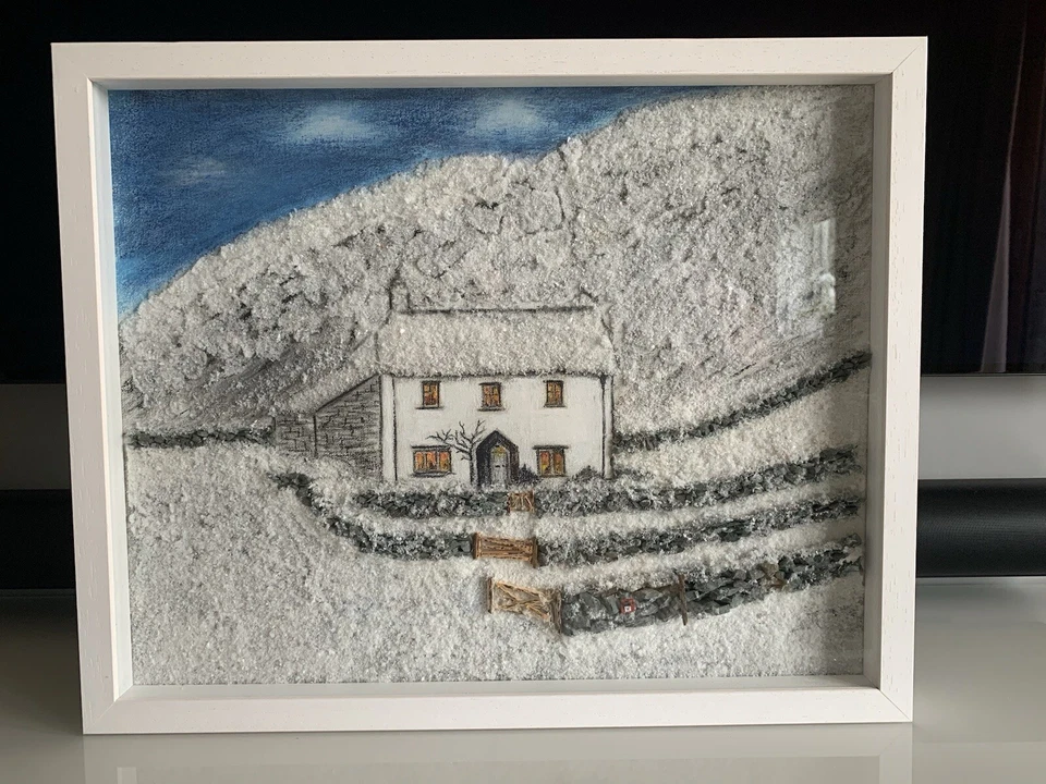 Dibujo original de madera y pizarra de carbón en la nieve de la granja de tejos en la nieve  Foto 1 de 3