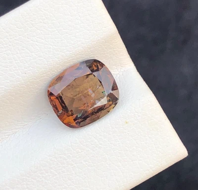 Piedra preciosa suelta de axinita natural de alta calidad de 2,85 quilates Dim10*8,5*5 mm de Pakistán Foto 1 de 4