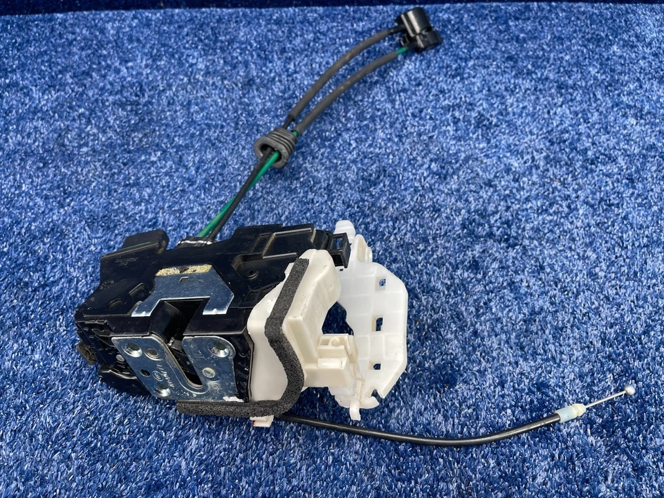 Оригинальная защелка в сборе для передней правой двери KIA Sorento 2011–2015 годов выпуска 81320-2P020 - Изображение 1 из 4