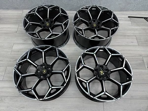 SET RUOTE LAMBORGHINI URUS PERFORMANTE FINITURA NERO/DIAMANTATO 4ML601025B - Foto 1 di 10