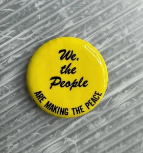 "Botón Pinback vintage de la guerra de Vietnam de 1,25"" NOSOTROS EL PUEBLO ESTAMOS HACIENDO LA PAZ" - Imagen 1 de 8