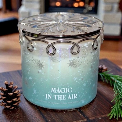 Bath & Body Works Magic In The Air Vela 3 Mechas 14.5 OZ Edición Especial Tapa NUEVO Foto 1 de 4