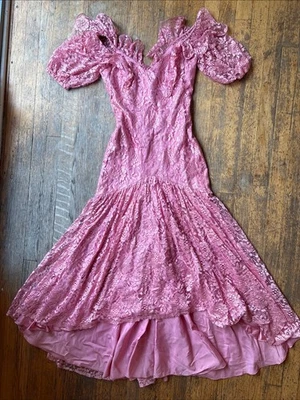 Vestido de formatura vintage década de 1970 rosa com cadarço no ombro rabo de peixe XS busto 32 - Imagem 1 de 4