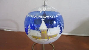 4" Durchmesser HANDBEMALTES MUNDGEBLASENES GLAS klar blau WINTER BAUERNHOFSZENE Ornament - Bild 1 von 4
