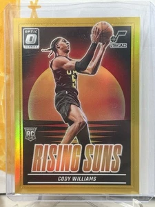 2024-25 Panini Donruss Optic Rising Suns Cody Williams Gold /10 RC Prizm #8 - Foto 1 di 2