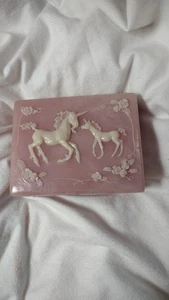 Unicorno mamma bambino cammeo rosa sapone pietra design regali scatola bigiotteria internazionale - Foto 1 di 3