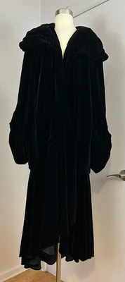Abrigo largo de ópera negro vintage de terciopelo de seda de 1909 Company para mujer Foto 1 de 4
